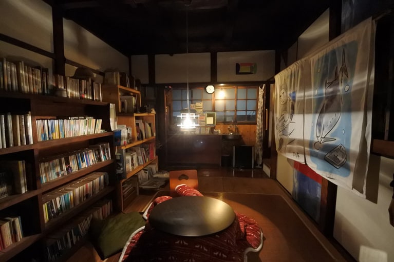 1階奥にあるこたつ部屋。吉田戦車さんの暖簾が壁に。