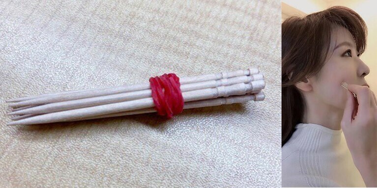 「爪楊枝剣山」は、爪楊枝10本程度を輪ゴムやセロテープなどで束ねて作る。とがった方を肌に当て、綿棒と同様にして使う。右は、「顴髎(けんりょう)」を刺激する原さん。