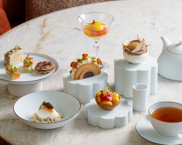 天空のオアシス「ピーク ラウンジ&バー」で楽しむティータイム。アトリウムに降り注ぐ明るい光に祝福されて、優雅なアフタヌーンティーを。