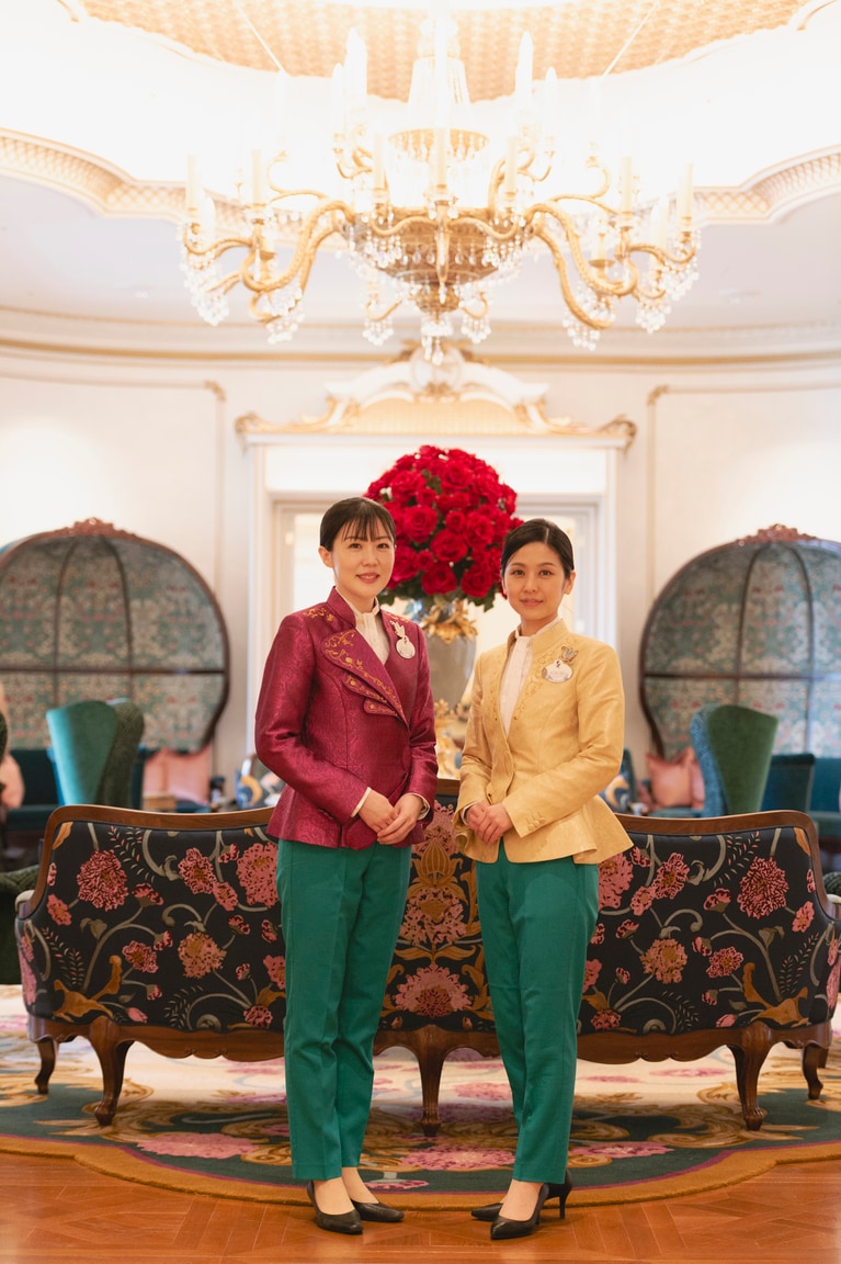 グランドシャトーのラウンジでキャストの方が出迎えてくれる