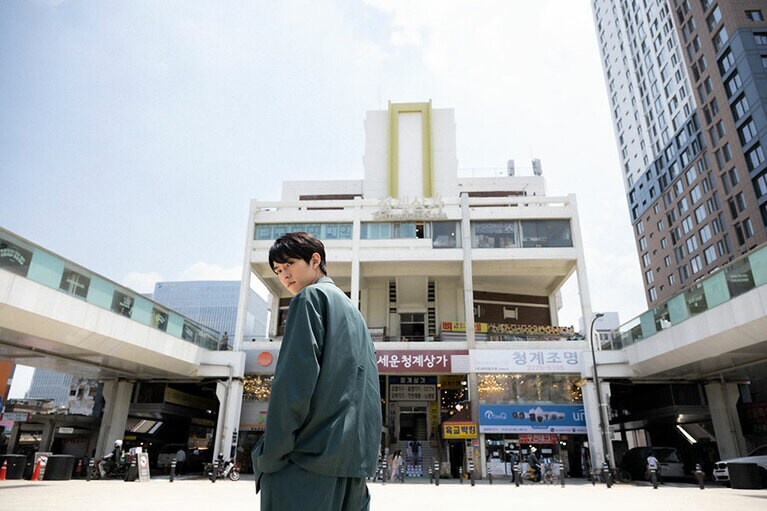 開けた広場も特徴的。建物に書かれていた「クムガプラザ」の文字はCG処理によるもの。