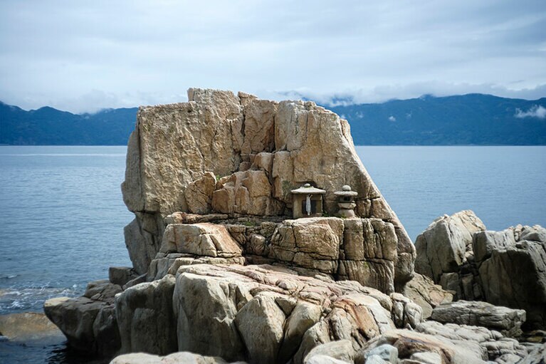 福井県敦賀市、立石岬灯台をいく