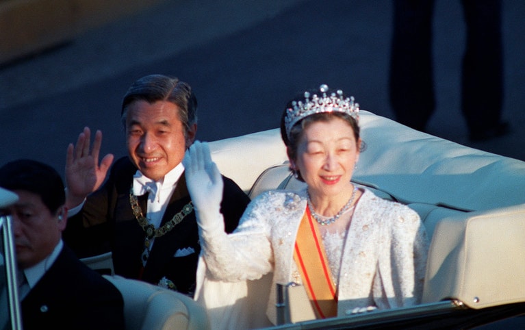 1990年（平成2年）、即位の祝賀パレード。©時事通信社