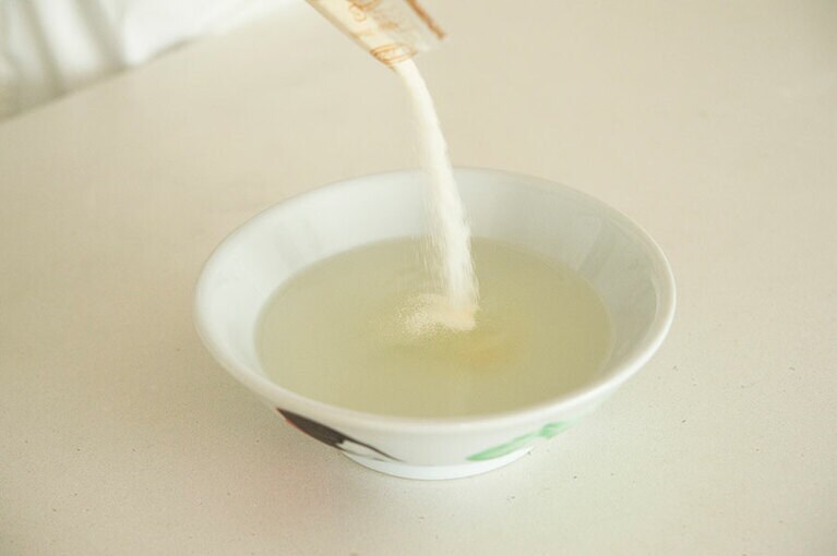 温めたジュースにゼラチンを入れます。