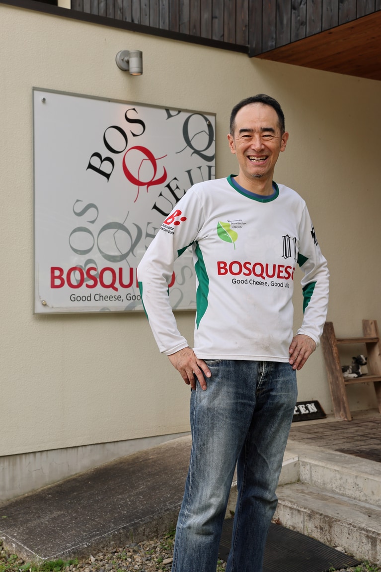 エンジニアからチーズ職人に転身した是本健介さん。