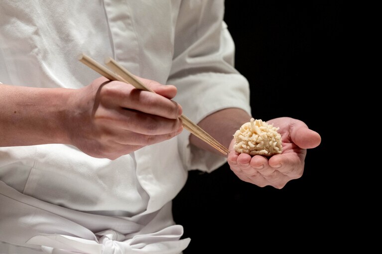 餡玉にそぼろを付けていく。