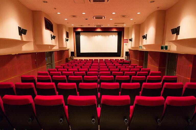 レッドを基調とした「ベティ」の場内。壁面などは曲線的なデザインに。