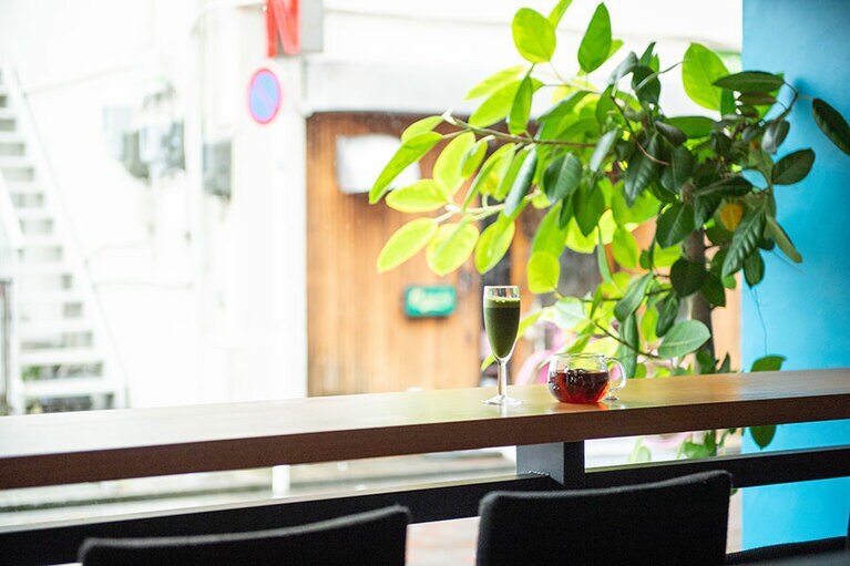 窓際のカウンターは、自分の時間に浸れる特等席。午前9時からオープンしているので、朝の一服にもぴったり。