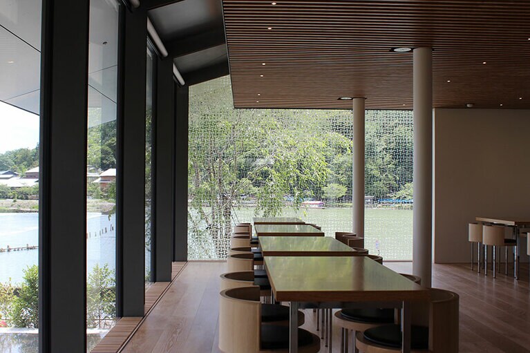 木のテイストを生かしたカフェ。嵐山の喧騒を離れて、優雅なひとときを。