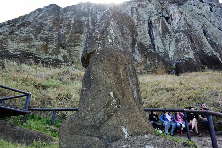 モアイ・トゥク・トゥリはイースター島で唯一足があり、正座までしています。