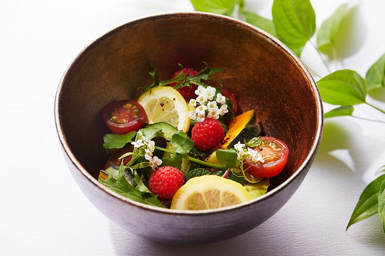 「ウェルネス 朝食」5,720円（税込・サ別）の選べるメインより「キヌアボウル」東京ブラータチーズ アボカド トマト サラダ はちみつドレッシング。