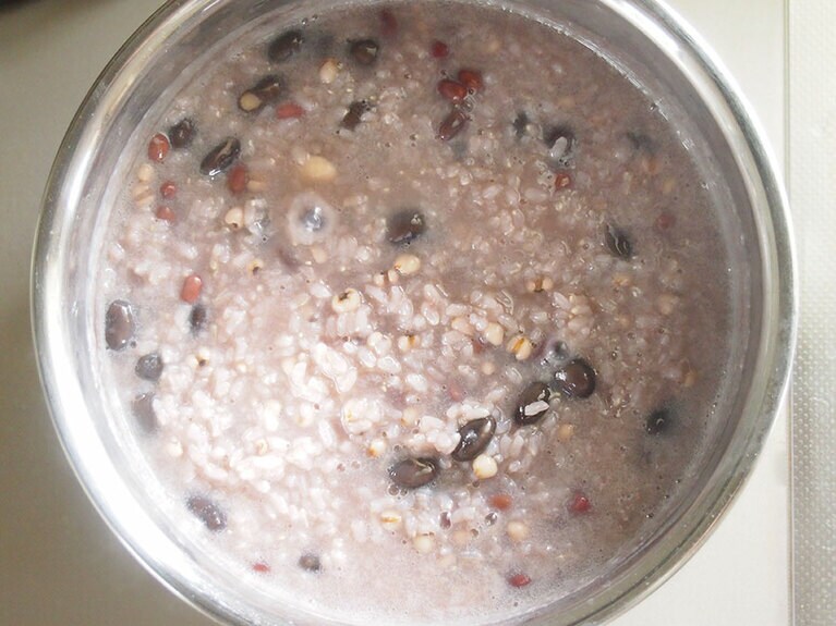 黒豆が柔らかくなるまで、弱火で30分ほど煮る。