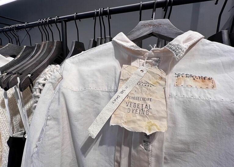 商品に付けられているタグは、なんと、しわくちゃのリサイクルペーパー！