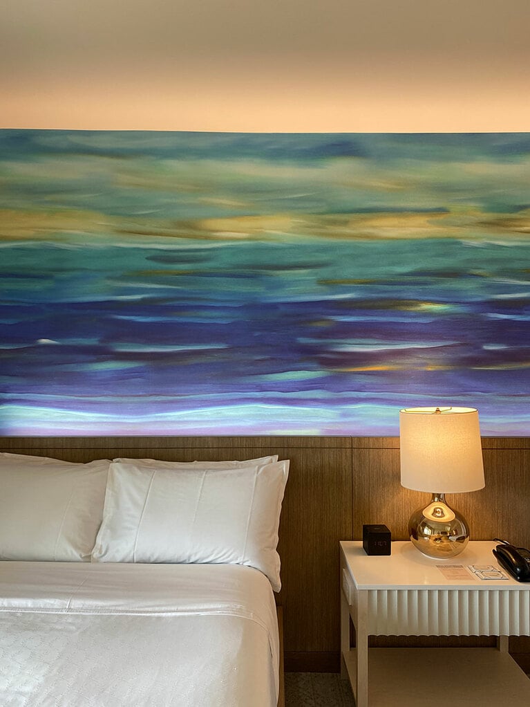 白い家具に海の絵画が映えますね。