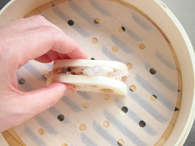 片栗粉をつけた面に（4）のタネをのせ、もうひとつのレンコンで挟む。