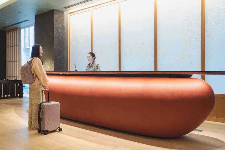 ベンガラの漆が塗られた木製のフロントが美しい。