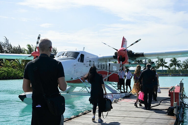 水上飛行機は日中しか、飛べません。国際線が夜着の場合は、マーレで一泊します。