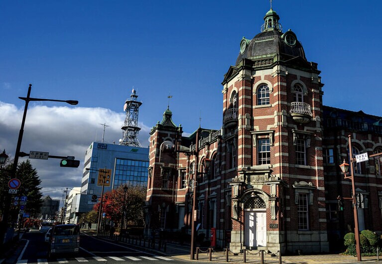 1911（明治44）年に建てられた盛岡のシンボル「岩手銀行赤レンガ館」。