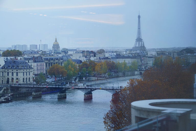 セーヌ川に面して開けたレストラン。ノートルダム寺院、エッフェル塔などを一望。
