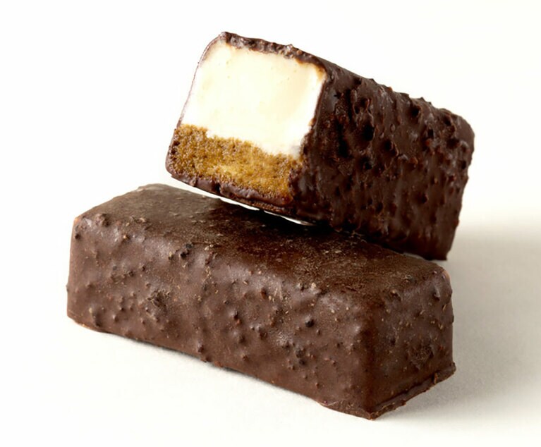 イタリア産マスカルポーネを使用した伝統的な製法にこだわったティラミス。店頭持ち帰りパッケージ 8,500円、配送用パッケージ 7,500円(送料別)。