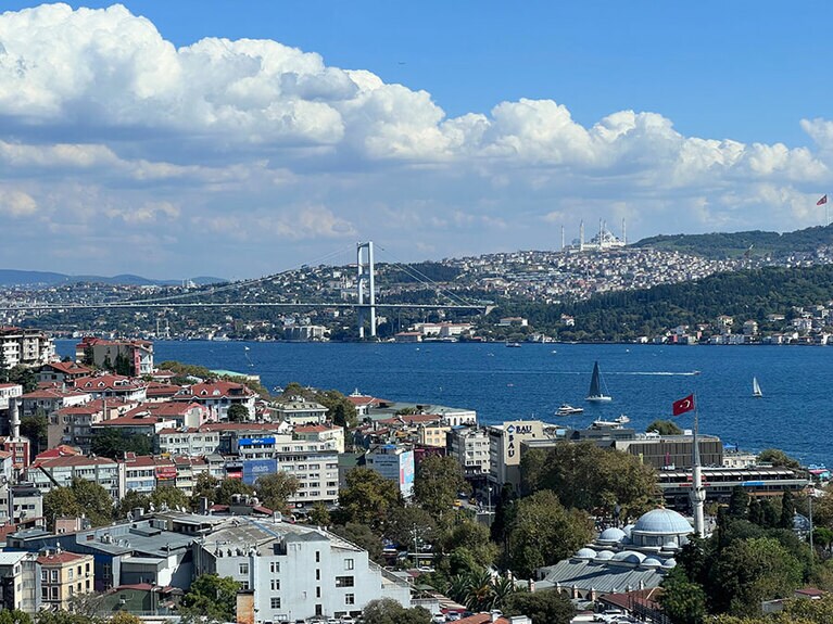 バーからの眺望。海峡を行き交う船や、アジアサイドの家並み、遠くのモスクなどを望むことができる。