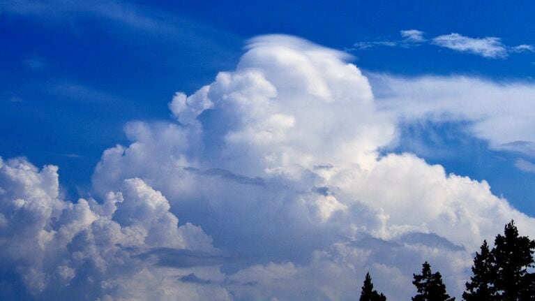 雄大積雲の頭にできた頭巾雲