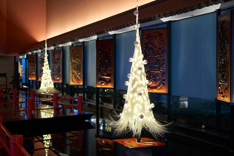 夜は厳かにライトアップ。