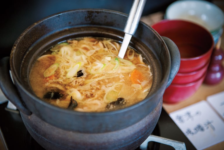 【ホテリ・アアルト】ワンプレートの朝食のほかに、会津の食材をふんだんに使った味噌汁やおかずも食べ放題。 photo: Akemi Kurosaka