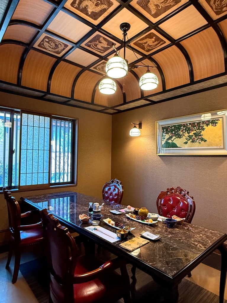 離れにある迎賓館内の「鳳凰殿」。天井の細工も家具もすばらしい。