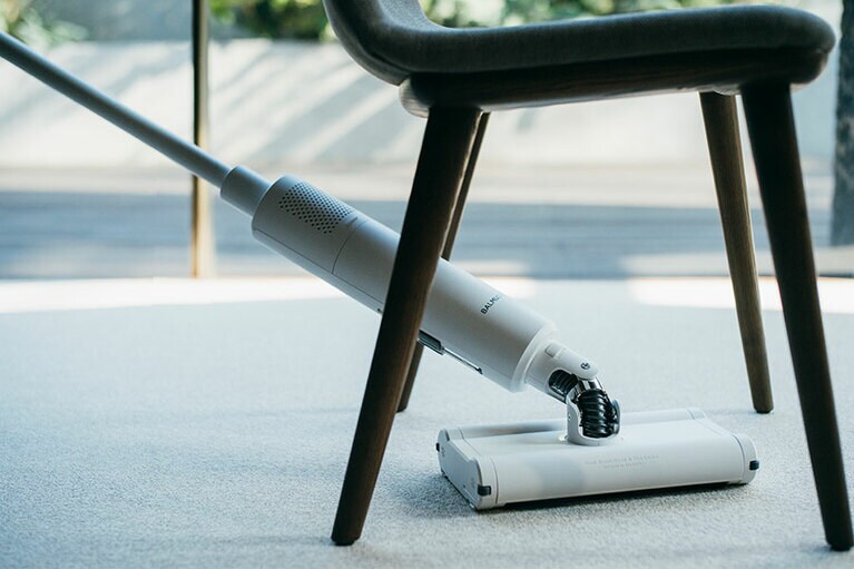 これまで掃除機のヘッドが入りにくかったイスや机の下や壁際などにも入りこみ、気持ちいいほど軽々とゴミを吸い取ってくれます。