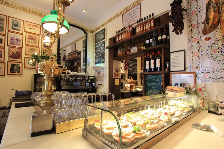 「ラ・タベルナ・デル・アラバルデロ」のタパスコーナー。壁には過去に訪れた著名人たちの写真が飾られている。