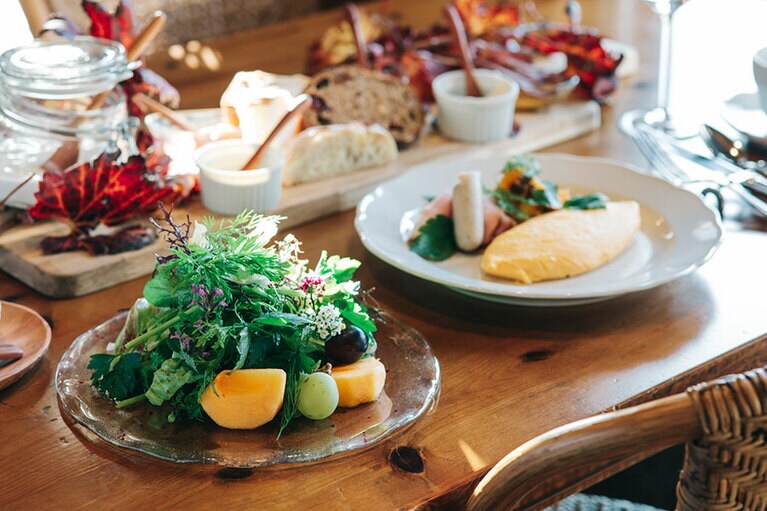ワイナリーステイならではの朝食。敷地内に自生するハーブのサラダがほんとうにおいしい。