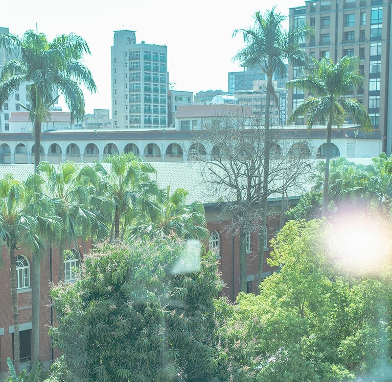 ホテルの前には小学校が。