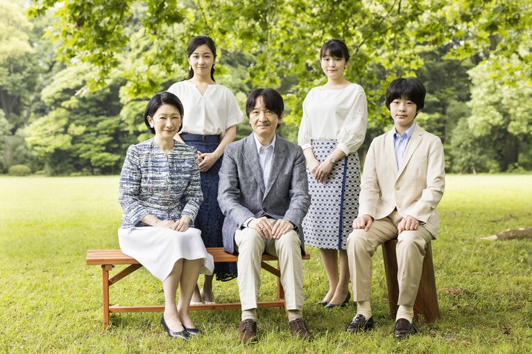 秋篠宮ご一家。2021年7月に赤坂御用地で撮影され、眞子さま（当時）が皇族の立場でうつるご家族5人での写真の提供はこの時が最後となった　宮内庁提供