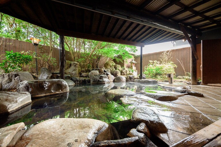 由布院いよとみ［大分／由布院温泉］露天風呂。