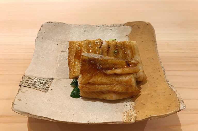 長崎の穴子は空気を含んでいるかのようにやわらかい。