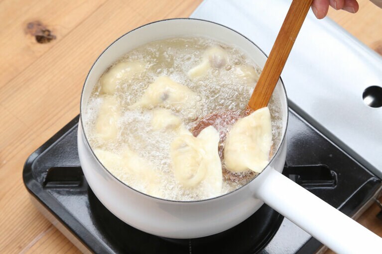 餃子が浮き上がってきたら引き上げる。