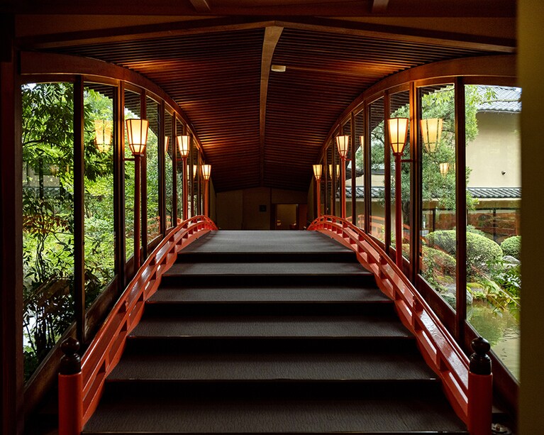 古代より勾玉の産地として知られ、玉のような肌になる美人湯として名高い玉造温泉。界 玉造は、約85年前にこの地に創業した老舗の風格を受け継いでいます。