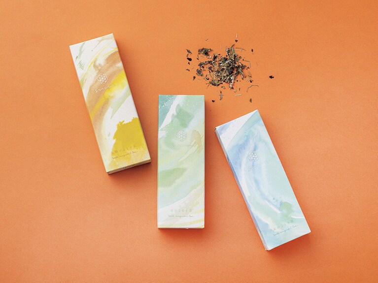 左から：陽だまりつつむ 太陽のよもぎ茶、香りひろがる 月のよもぎ茶、澄みわたる 星のよもぎ茶 各25g 1,760円。