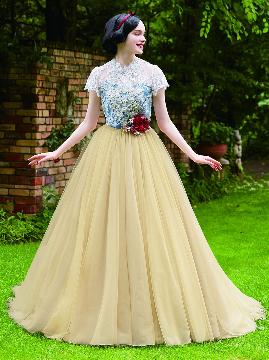 ディズニープリンセスの中で最も歴史のある白雪姫をモチーフにしたドレスは2種。クラシカルでヴィンテージ感のある上品で可愛らしいドレスに仕上がった。(C)Disney