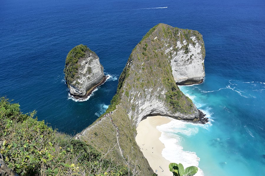 島の西側に絶景ビーチが多いヌサペニダ。岩の形と海のブルーがフォトジェニックなクリンキン・ビーチ。