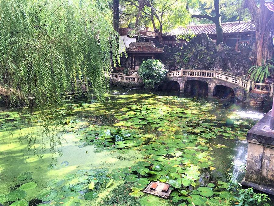 敷地内に池が2カ所あります。中国の時代劇で出てきそうな、珍しい形状の橋が架かっています。