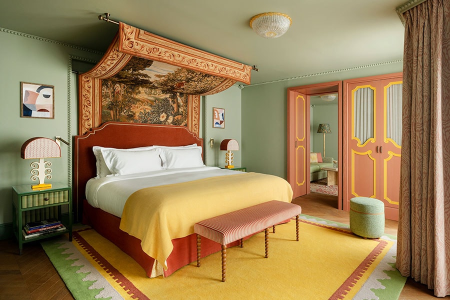 「Art des Lys」で手織りされたタペストリーによって彩られた客室。こちらは“マザランスイート”。Photos：Vincent Leroux