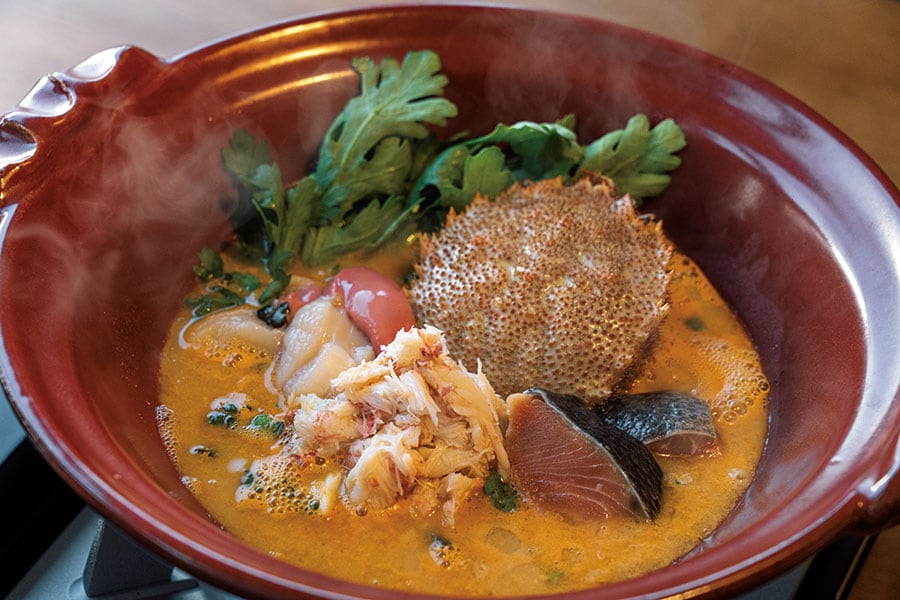 夕食は北海道の食材を生かした会席料理。特別会席の「毛蟹と帆立貝の醍醐鍋」は海の幸のスープが濃厚！