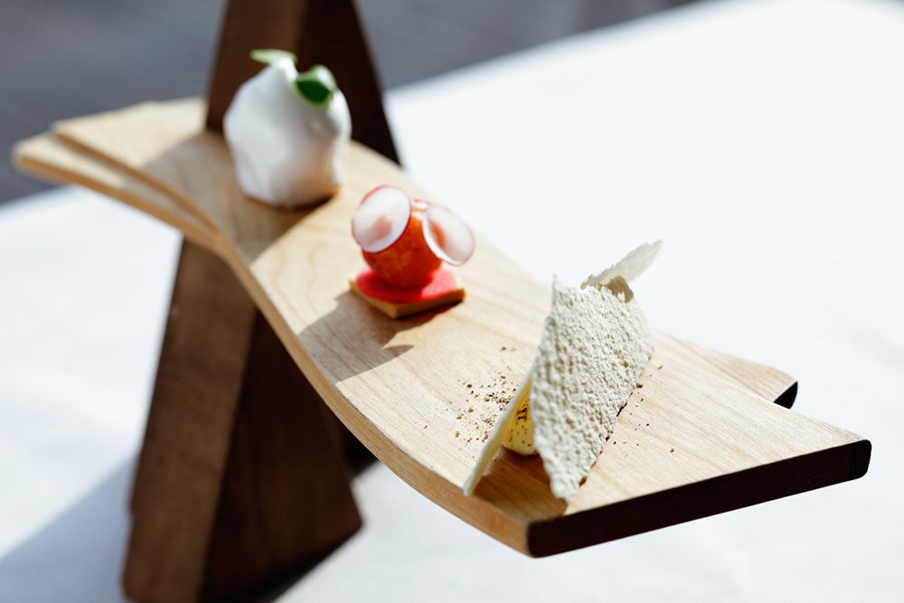 “発酵食テイスティング”では、発酵食を使ったアミューズ・ブーシュを、スパークリング日本酒や、滋賀県産のスパークリングワインとともに。