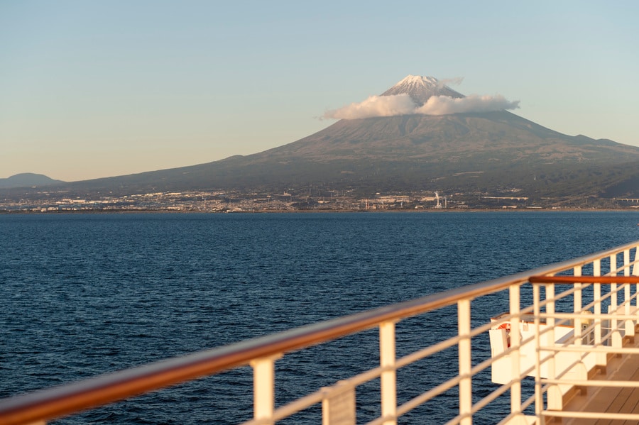 駿河湾沖から見た富士山。まるで浮世絵のよう。