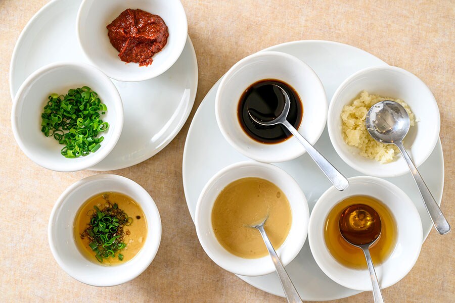 「上湯スープと麻辣スープの鍋」のタレ。