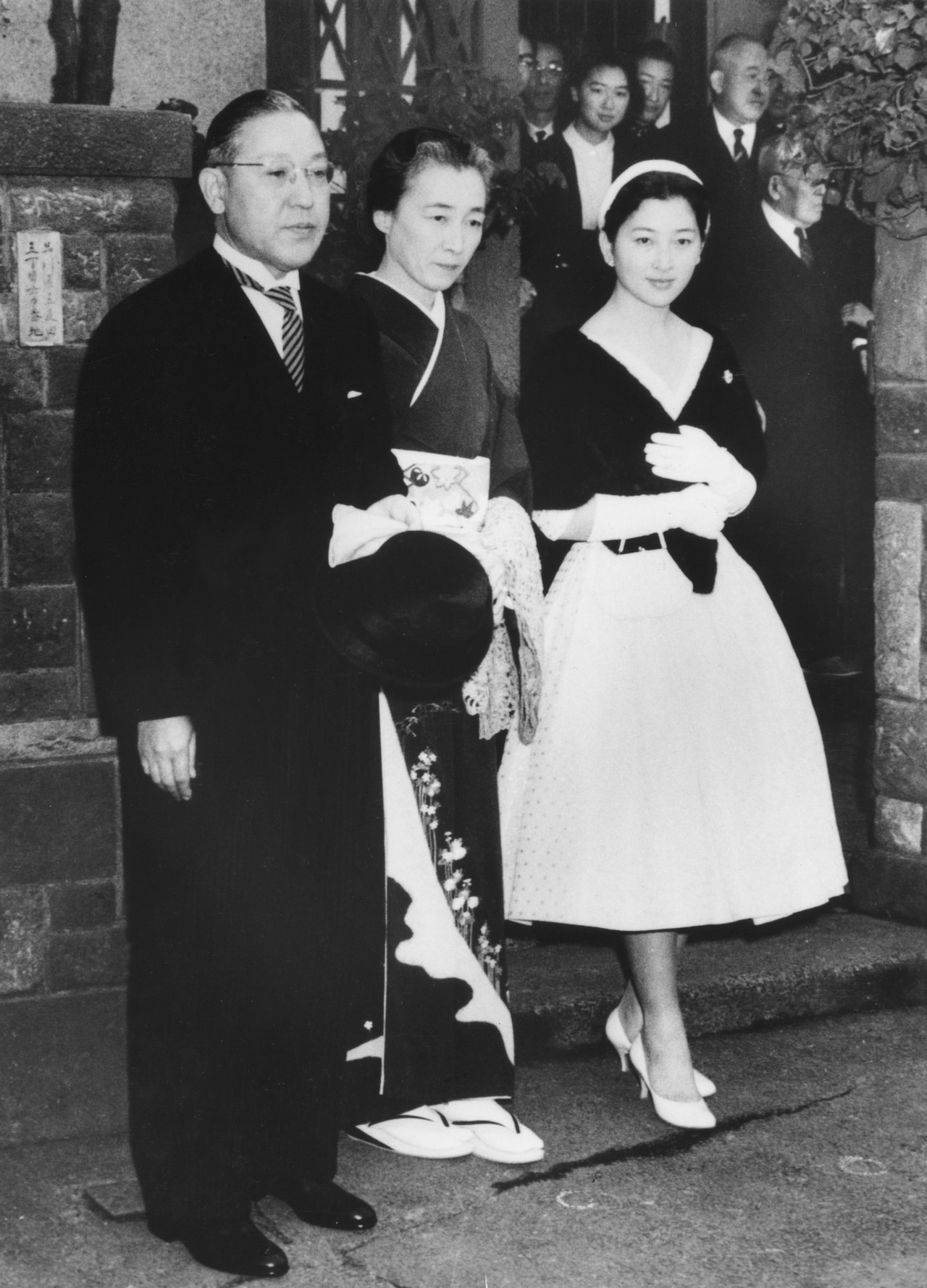1958年11月27日、婚約内定発表の朝、実家から皇居に向かわれる美智子さま（宮内庁提供）。