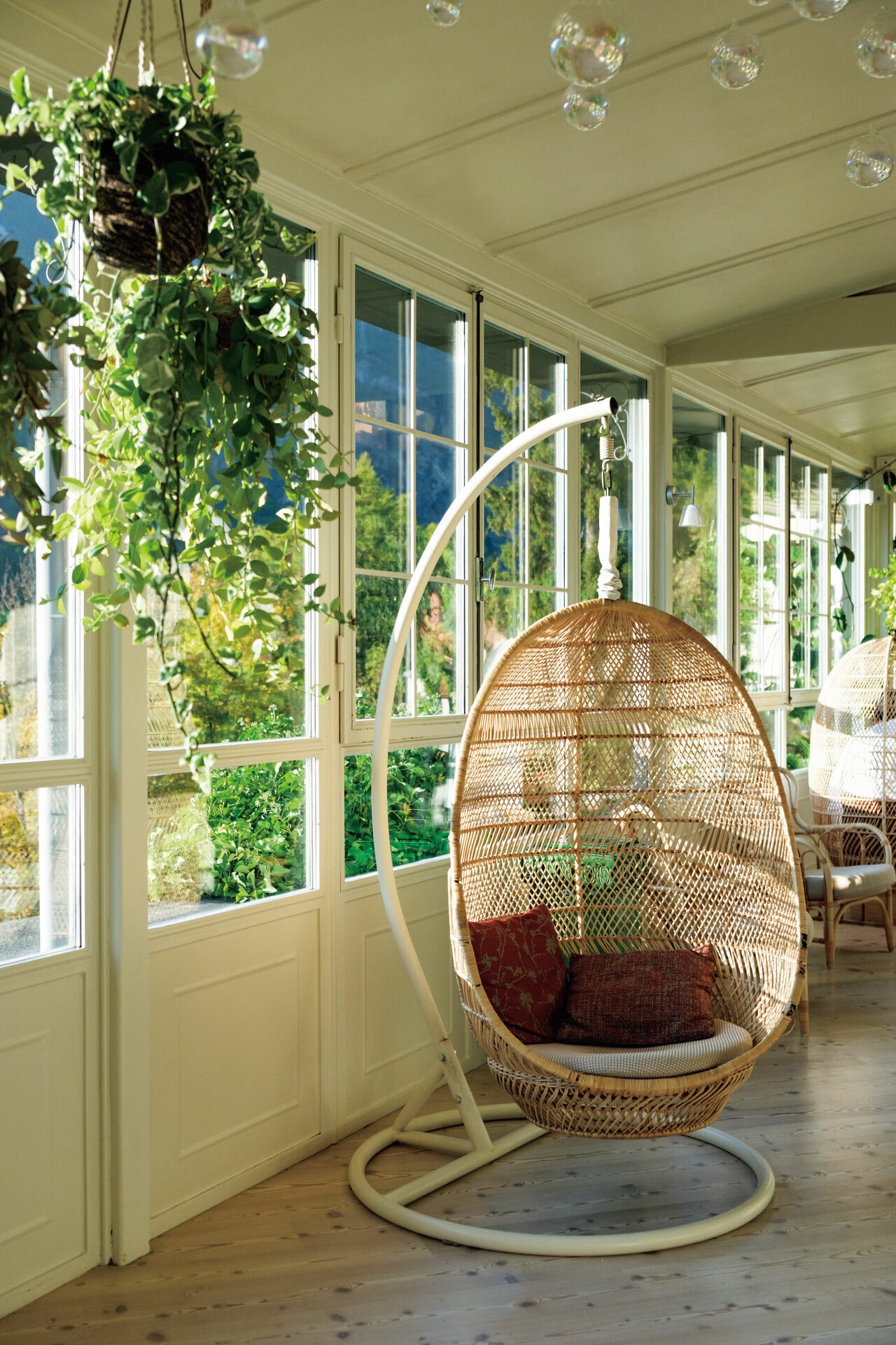 陽光が降り注ぐスパ内のリラクゼーションルーム。