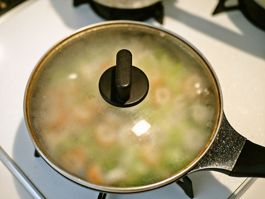 ぐつぐつと沸いてきたらフタをして1分30秒ほど煮る。
